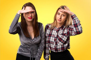 İki arkadaş bir şey renkli arka plan üzerinde gösterilen