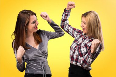 Renkli arka plan üzerinde şanslı iki arkadaş