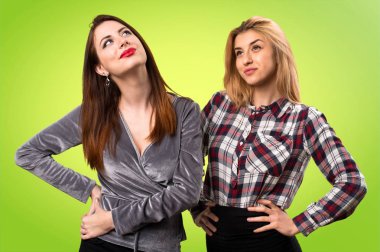 İki arkadaş renkli arka plan üzerinde seyir