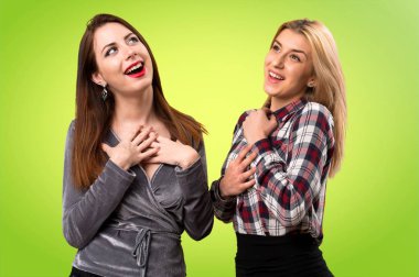 Renkli arka plan üzerinde aşık iki arkadaş