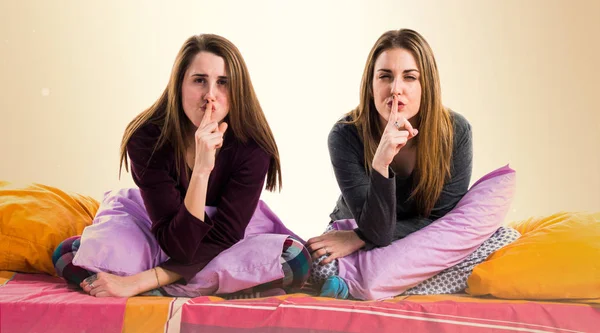 Arkadaşlar yatakta sessizlik jest yapma