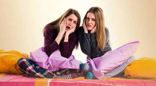 Yatakta korkmuş arkadaşlar