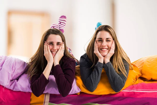 Zwei Schwestern Posieren Zusammen — Stockfoto