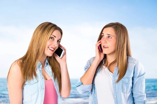 Jonge Meisjes Tot Mobiele Praten Witte Achtergrond — Stockfoto