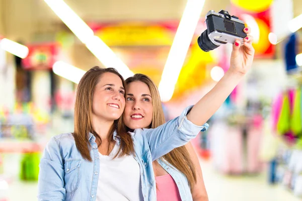 Beyaz arka plan üzerinde çekim kız 