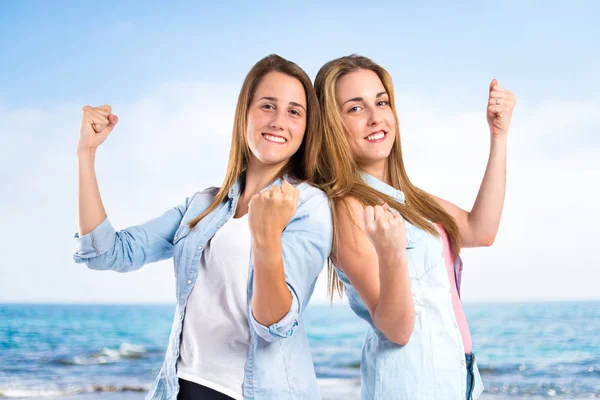 izole beyaz arka plan üzerinde şanslı kızlar