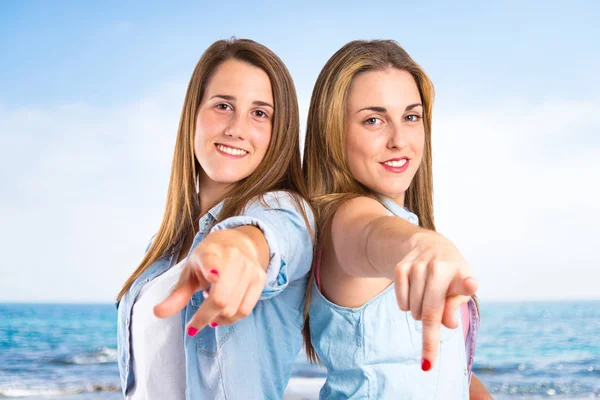 kızların önüne beyaz zemin işaret