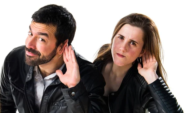 İki arkadaş beyaz arka plan üzerinde poz