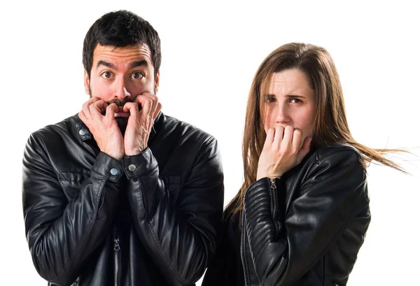 İki arkadaş beyaz arka plan üzerinde poz