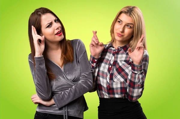 İki arkadaş renkli arka plan üzerinde geçiş onların parmak ile