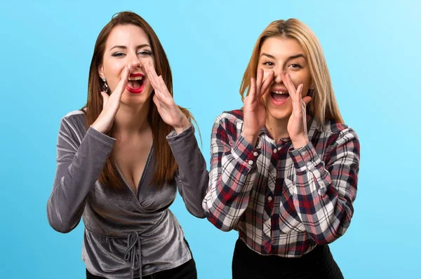 Twee Vrienden Schreeuwen Kleurrijke Achtergrond — Stockfoto