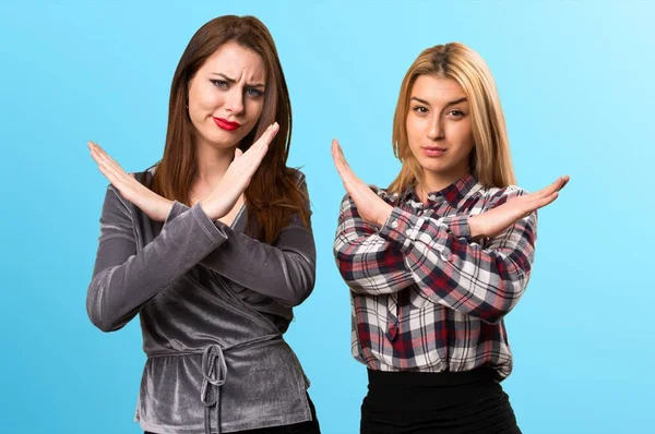 İki arkadaş renkli arka plan üzerinde hiçbir hareketi yapma