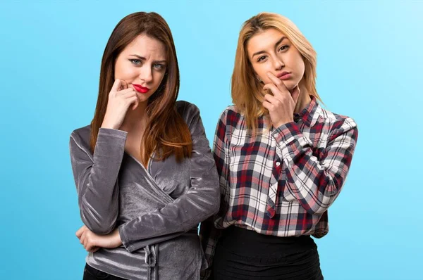 İki arkadaş renkli arka plan üzerinde düşünme