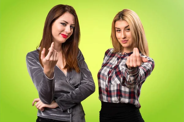 Twee Vrienden Doen Komende Gebaar Kleurrijke Achtergrond — Stockfoto