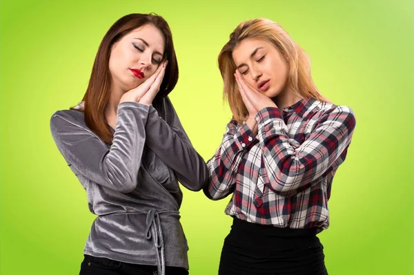 Due Amici Che Fanno Gesto Del Sonno Sfondo Colorato — Foto Stock