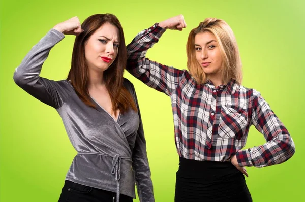 Twee Vrienden Sterke Gebaar Kleurrijke Achtergrond Maken — Stockfoto