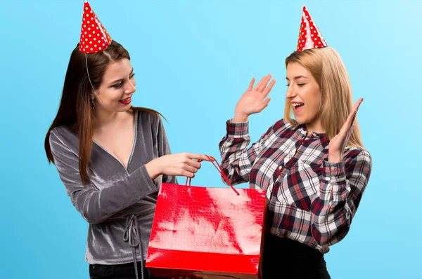 Dos Amigos Sosteniendo Regalo Sobre Fondo Colorido —  Fotos de Stock