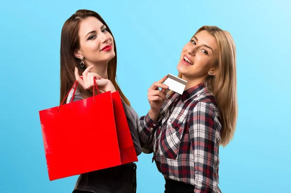 Två Vänner Med Shopping Väska Och Kreditkort Färgstarka Bakgrund — Stockfoto