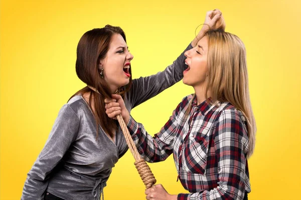 Dos Amigos Peleando Sobre Fondo Colorido —  Fotos de Stock