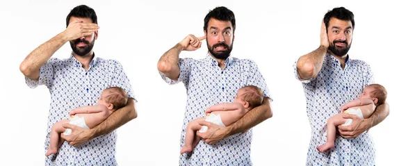 Jovem Pai Com Seu Bebê Recém Nascido Cobrindo Seus Ouvidos — Fotografia de Stock