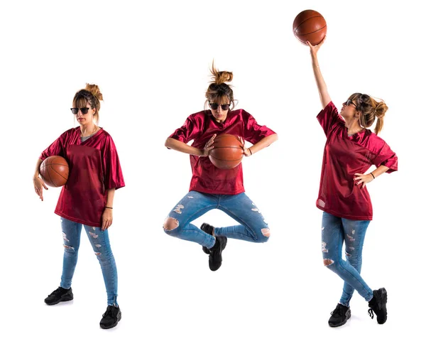 Mulher Jogando Basquete Fundo Branco Isolado — Fotografia de Stock