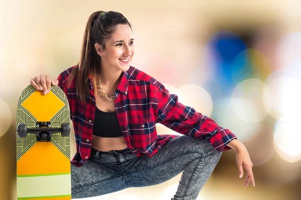 Mutlu kadın kaymak ile poz