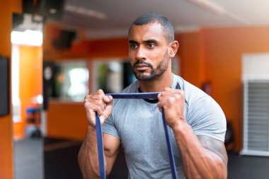 Elastik bant ile spor salonunda spor adamı