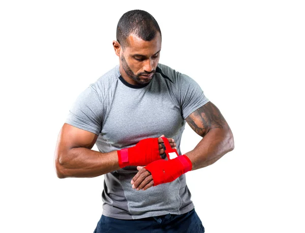 强大的体育男子把拳击磁带在孤立的白色背景 — 图库照片