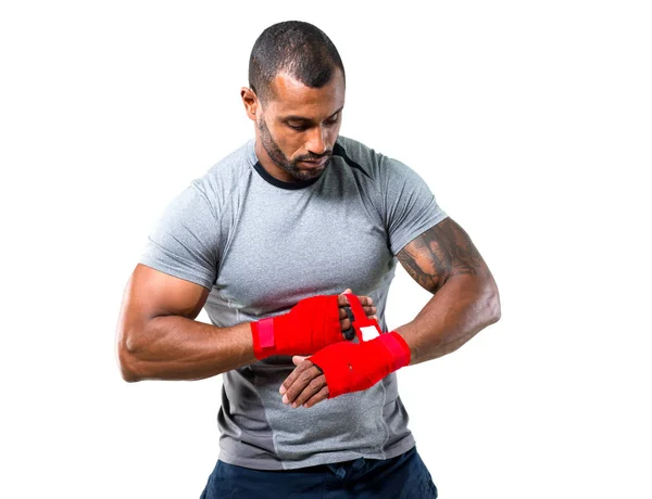 Forte Homem Esporte Colocando Fitas Boxe Fundo Branco Isolado — Fotografia de Stock