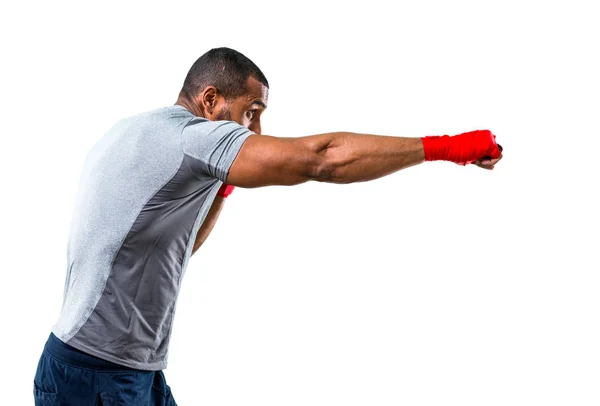 Forte Homem Esporte Com Fitas Boxe Lutando Fundo Branco Isolado — Fotografia de Stock