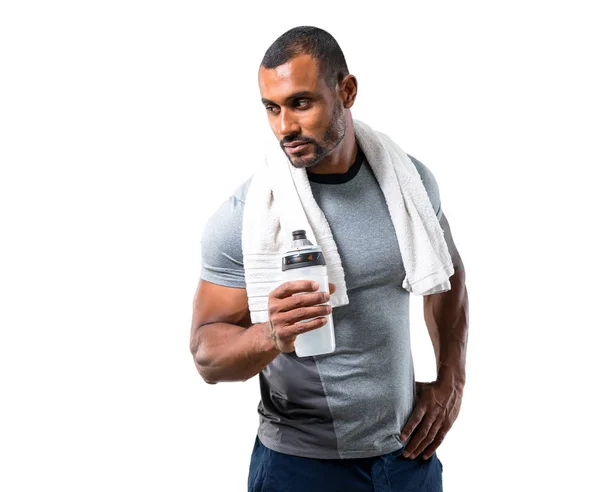 Άνθρωπος Ισχυρή Αθλητισμού Πετσέτα Και Ένα Μπουκάλι Νερό Απομονωμένες Άσπρο — Φωτογραφία Αρχείου