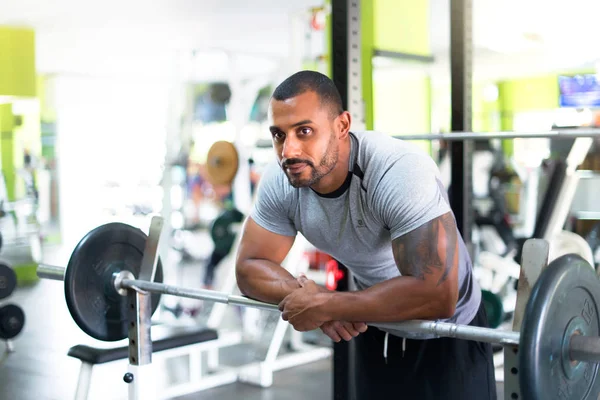 Starker Gutaussehender Sportler Der Sich Nach Dem Sport Fitnessstudio Ausruht — Stockfoto