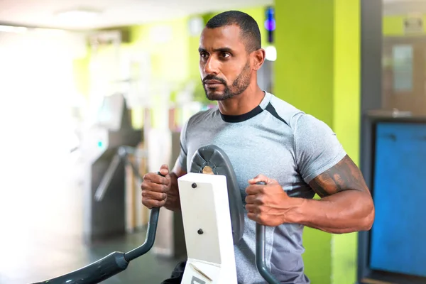 Starker Schöner Sportler Bei Brustübungen Fitnessstudio — Stockfoto