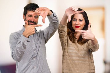 Genç çift ile onların parmak odaklanmamış arka plan üzerinde duruluyor