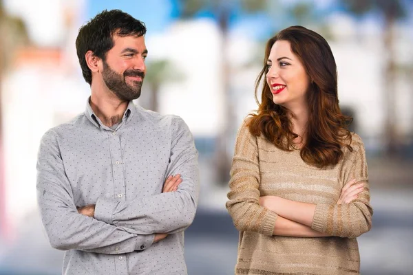 Young Couple Arms Crossed Unfocused Background — Stock Photo, Image