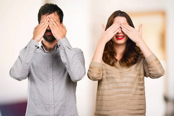 Pareja Joven Cubriendo Sus Ojos Fondo Desenfocado —  Fotos de Stock