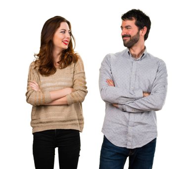 Kollarını çapraz genç çift