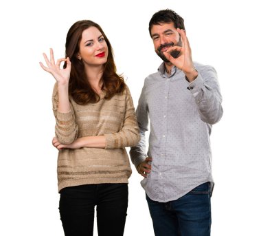 Genç çift ok işareti yapmak