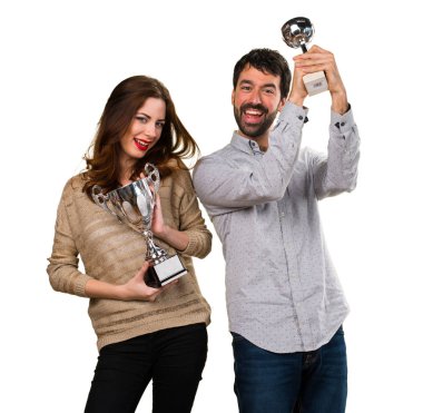 genç bir çift bir kupa holding