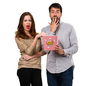 Genç çift popcorns yeme