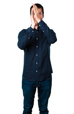 Yakışıklı adam izole beyaz arka plan üzerinde alkış