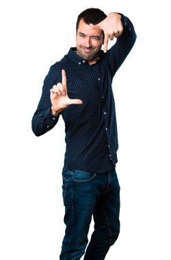 Yakışıklı adam onun parmaklarıyla izole beyaz arka plan üzerinde duruluyor