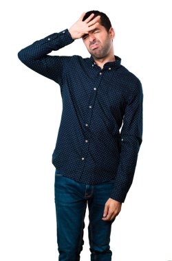 İzole beyaz zemin üzerine ateş ile yakışıklı