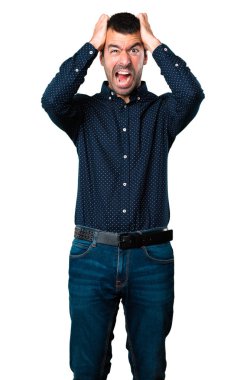 İzole beyaz zemin üzerine sinirli yakışıklı adam