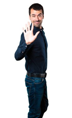 Yakışıklı adam beş izole beyaz zemin üzerine sayma