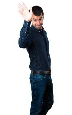 Yakışıklı adam izole beyaz arka plan üzerinde selamlayan