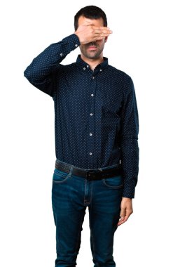 Yakışıklı adam gözlerini izole beyaz zemin üzerine kaplama