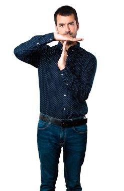 Yakışıklı adam zaman aşımı jest yapma beyaz arka plan izole