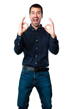 Yakışıklı adam ok işareti yapma beyaz arka plan izole