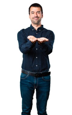 Yakışıklı adam bir şey izole beyaz arka plan üzerinde tutan